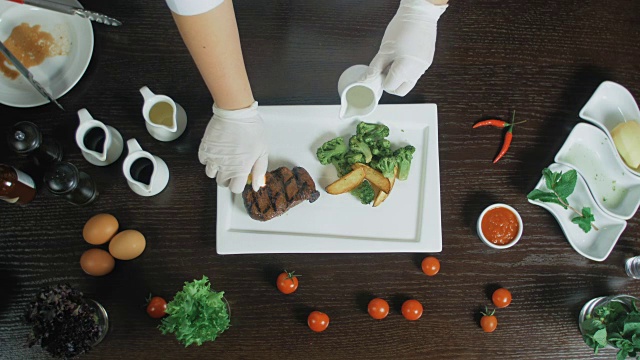 烤红牛肉、猪肉、烤牛柳配花椰菜、土豆，火烤