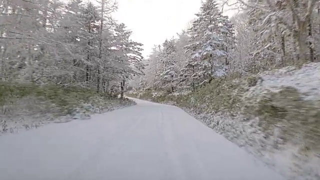 在日本长野的小原关口，冬季雪地行驶