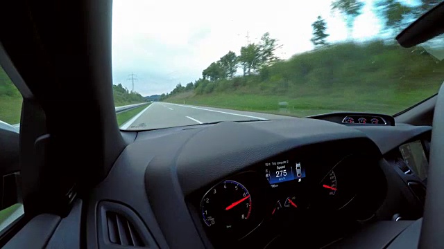在德国高速公路上开快车，那里没有速度限制