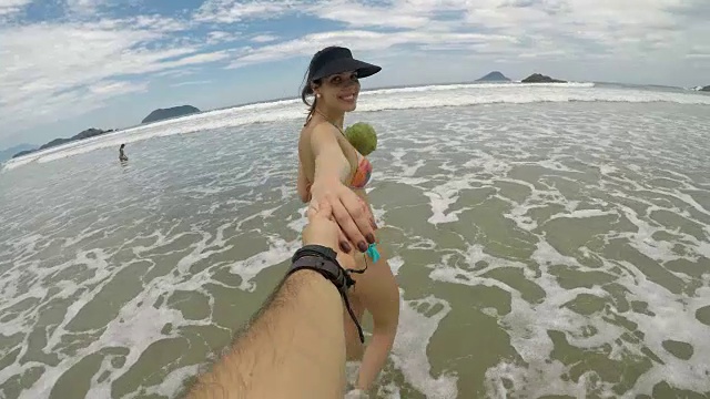沙滩上牵手的情侣