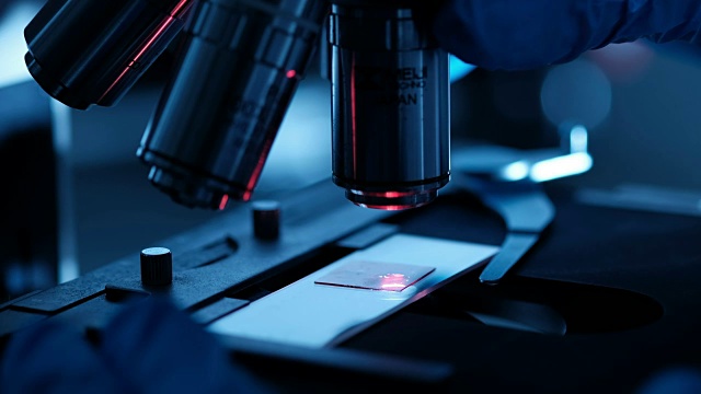 科学家正在生物实验室中使用显微镜