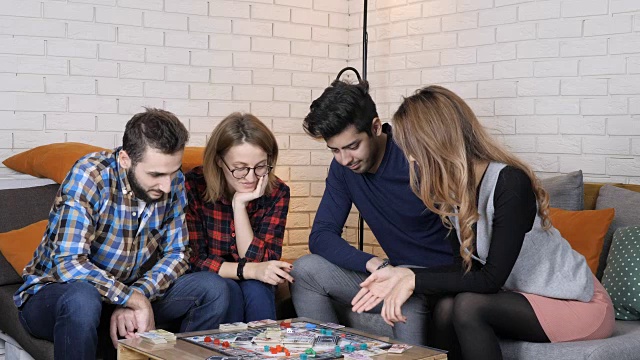 亚洲女孩在棋盘游戏中掷骰子，每秒50帧