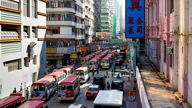 香港旺角繁忙街道上的本地小巴-时间流逝