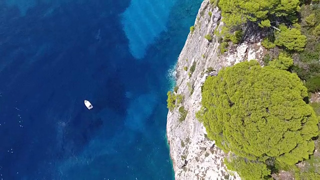 无人机飞越克里角岩层(Zakynthos，希腊)