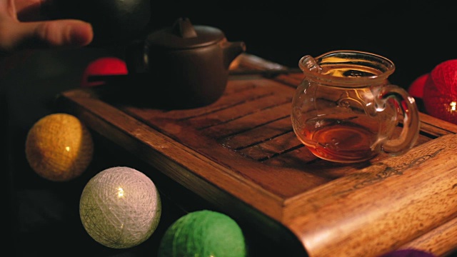 茶道放在茶几上，近距离，低调