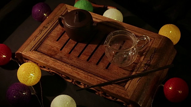 茶道放在茶几上，近距离，低调
