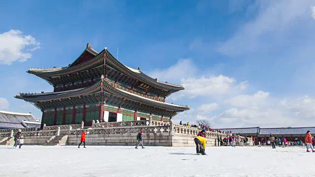 冬季风景时光流逝，人们游览韩国景福宫。