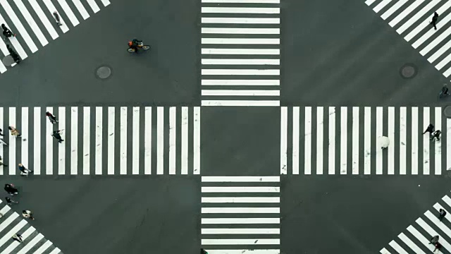 人与车的人群与区域视野行人十字路口人行横道银座人行横道汽车交通在东京城市的4K时间推移剪辑