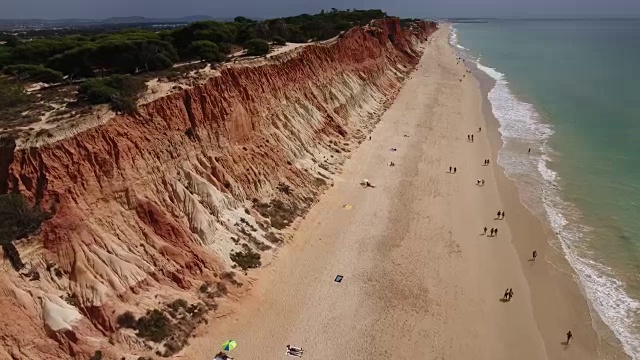 航拍葡萄牙阿尔加维Falesia海滩(Praia da Falesia)