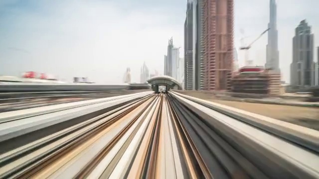 詳情圖-繁忙的鐵路和現(xiàn)代建筑在市中心的現(xiàn)代城市時光流逝
