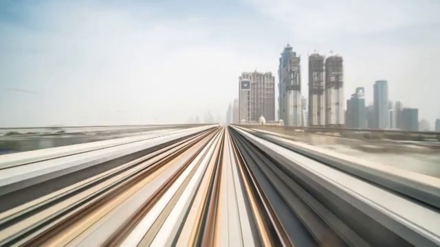 詳情圖-繁忙的鐵路和現(xiàn)代建筑在市中心的現(xiàn)代城市時光流逝