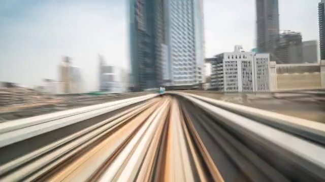 詳情圖-繁忙的鐵路和現(xiàn)代建筑在市中心的現(xiàn)代城市時光流逝