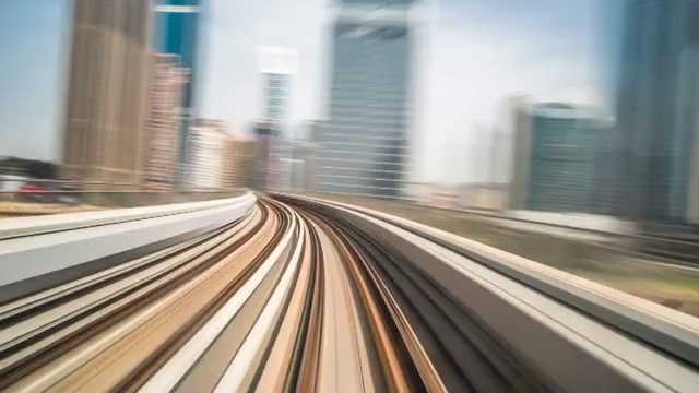 詳情圖-繁忙的鐵路和現(xiàn)代建筑在市中心的現(xiàn)代城市時光流逝