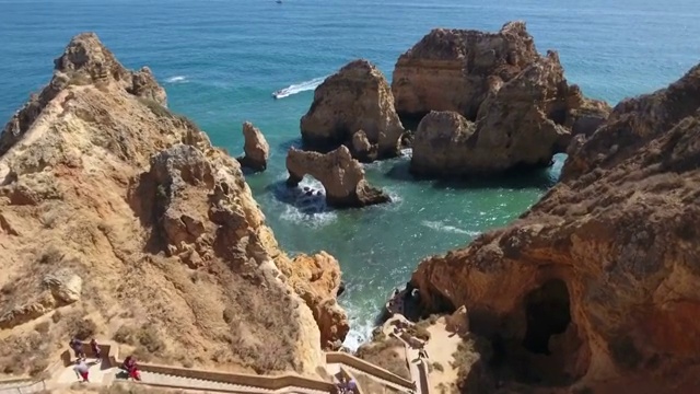 葡萄牙拉各斯Ponta da Piedade岩层鸟瞰图