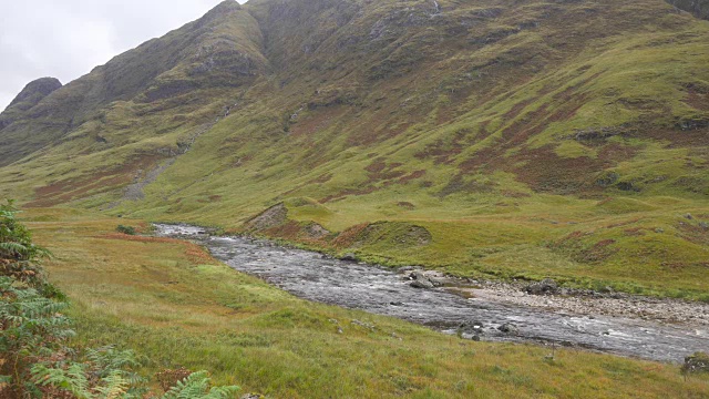 雨后苏格兰高地山谷中的野河