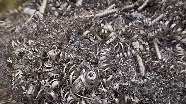 车削过程中出现大量闪亮的金属屑