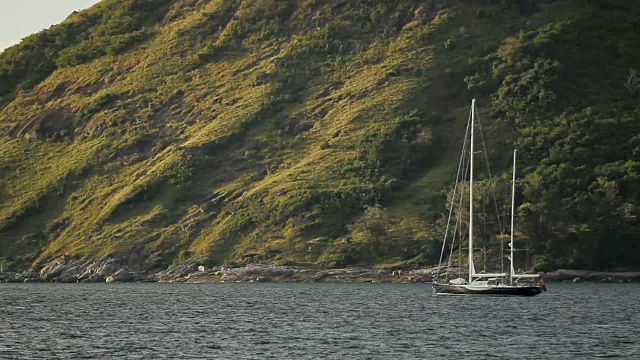 游艇在波浪中摇摆。泰国普吉岛的奈汉海滩