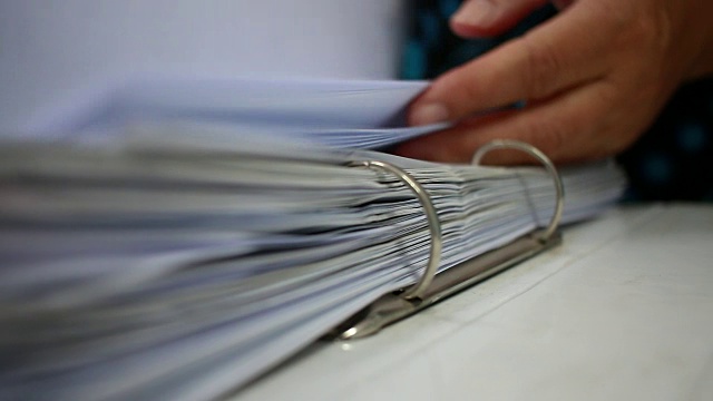 商务人员在办公室工作的文件文件夹中查找文件文件或信息，商务报告文件或成堆的未完成的文件，用办公室的剪辑实现，商业概念