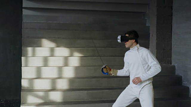 詳情圖-集中擊劍男子練習擊劍練習使用VR頭盔和訓練模擬器比賽室內(nèi)游戲