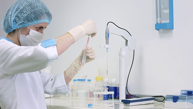 科学家在实验室用生物材料工作