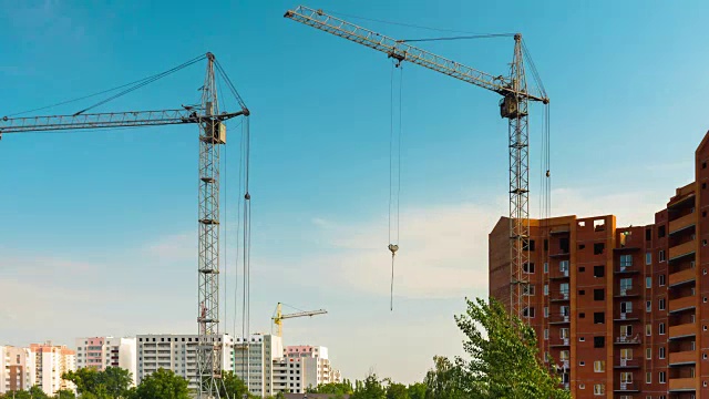 4台起重机在操作中。住房建设