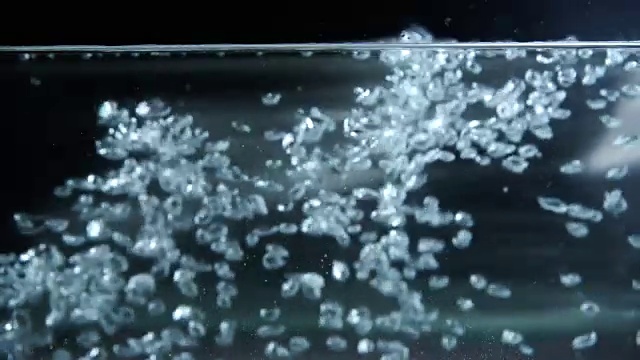 沸水在黑色背景。缓慢的运动。近距离