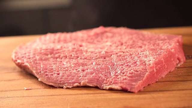 美味多汁的肉块厨师正在剁肉