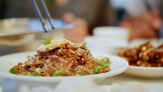 詳情圖-一個用筷子吃正宗中國菜的特寫。中餐廳與食物概念