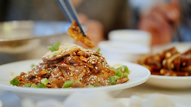 詳情圖-一個用筷子吃正宗中國菜的特寫。中餐廳與食物概念