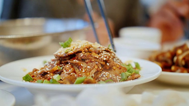詳情圖-一個用筷子吃正宗中國菜的特寫。中餐廳與食物概念
