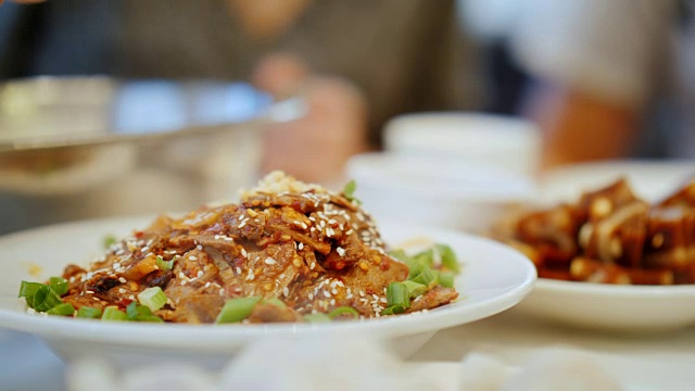 詳情圖-一個用筷子吃正宗中國菜的特寫。中餐廳與食物概念