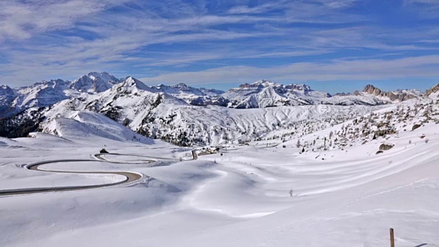 意大利Dolomites的Passo Giau雪景全景图