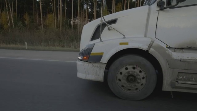 车轮卡车行驶在郊区道路上的沥青背景