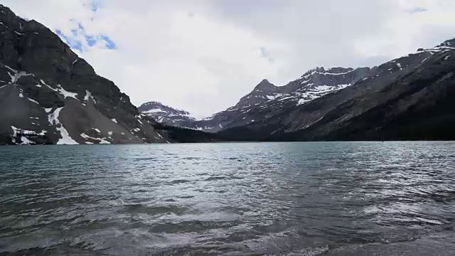 壮观的湖泊和山景，加拿大