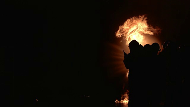 消防队员在夜间灭火