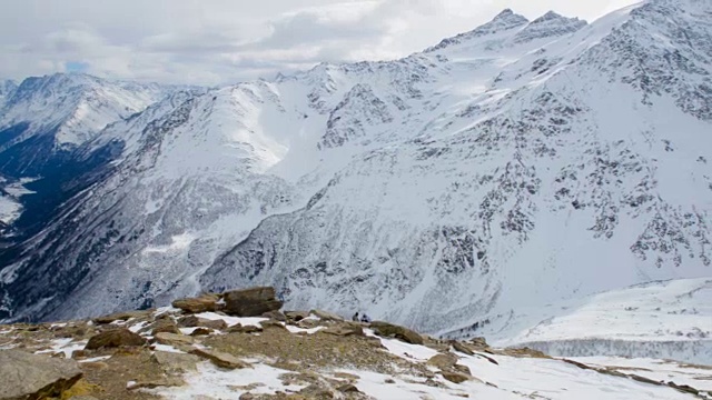 冬季美丽的高加索山巅白雪覆盖，东巴吉上空云雾，俄罗斯全景