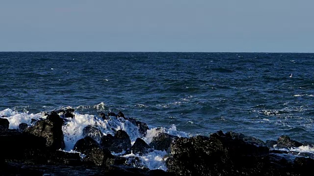 慢镜头巨浪冲击着冰岛的岩石海岸