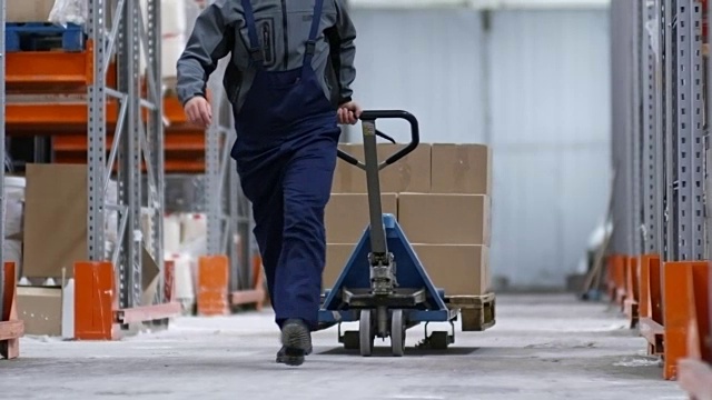 仓库工人拉车