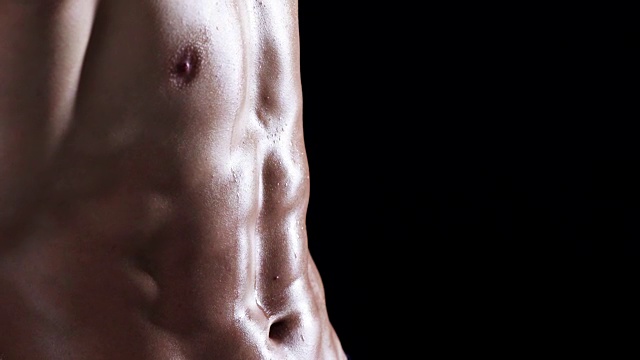 身体肌肉发达的男人