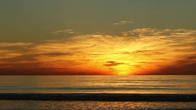 特里松海滩的日落