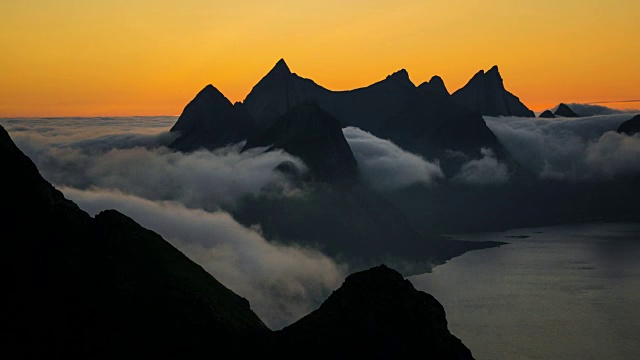 挪威罗浮敦岛夏季午夜太阳莱内布林根山