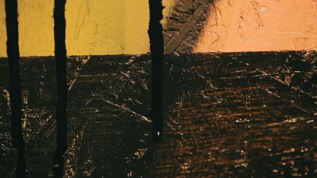 黑色的油漆顺着彩色的墙流下来