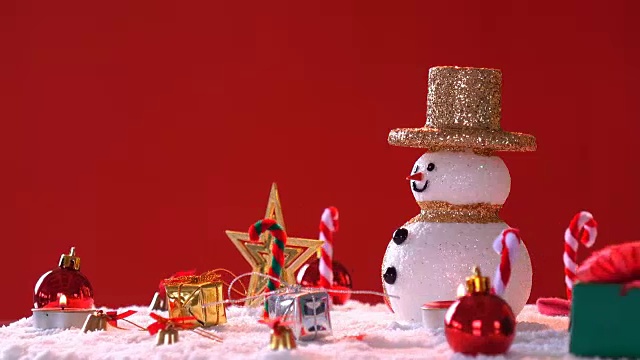 詳情圖-雪人和禮盒上的雪裝飾用于新年或圣誕節(jié)的國際節(jié)日。