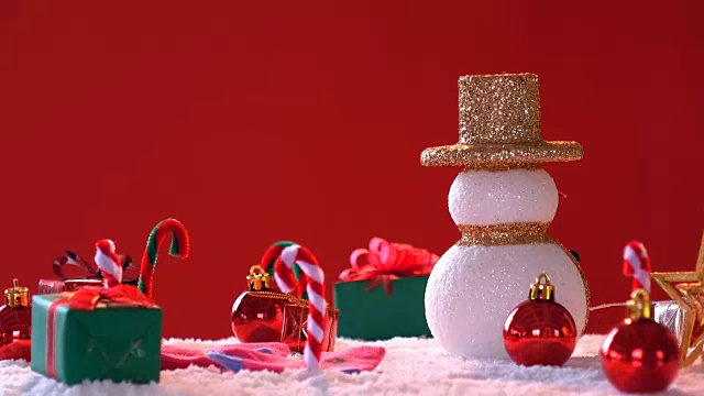 詳情圖-雪人和禮盒上的雪裝飾用于新年或圣誕節(jié)的國際節(jié)日。