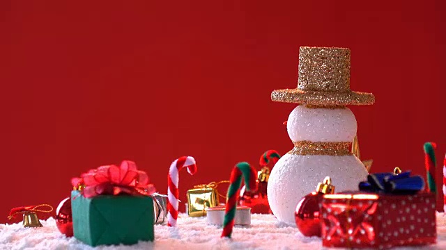 詳情圖-雪人和禮盒上的雪裝飾用于新年或圣誕節(jié)的國際節(jié)日。