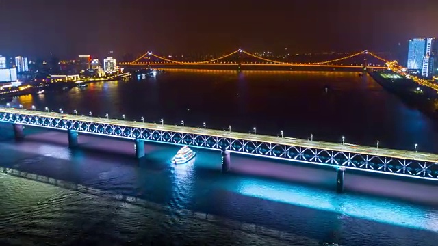 中国夜景时间照亮著名的武汉长江大桥航拍全景，4k时间流逝