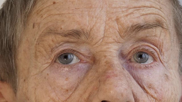 老人的脸和眼睛，女性81岁