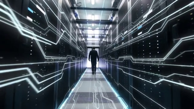 详情图-IT工程师移动，然后是数据中心机架服务器中信息流的数字化概念表示。
