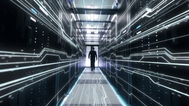 详情图-IT工程师移动，然后是数据中心机架服务器中信息流的数字化概念表示。