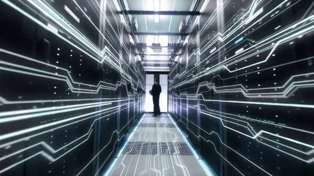 详情图-IT工程师移动，然后是数据中心机架服务器中信息流的数字化概念表示。